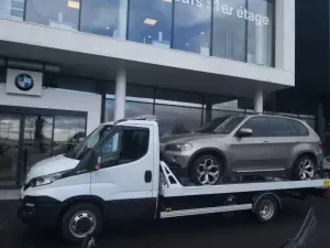 Camion Start Dépannage devant un garage BMW lors d'une intervention automobile