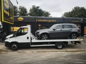 Camion Start Dépannage devant un centre auto Midas, intervention sur véhicule