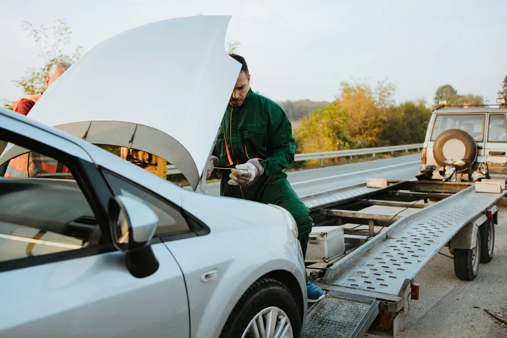 Technicien TSDA intervenant sur un véhicule en panne en bord de route