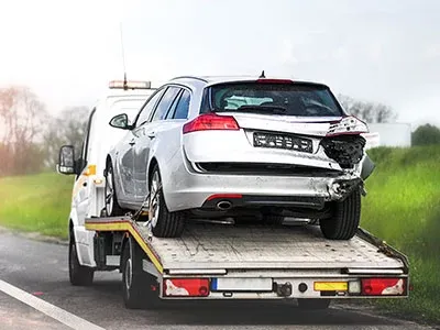 Voiture accidentée sur plateau de remorquage sur autoroute
